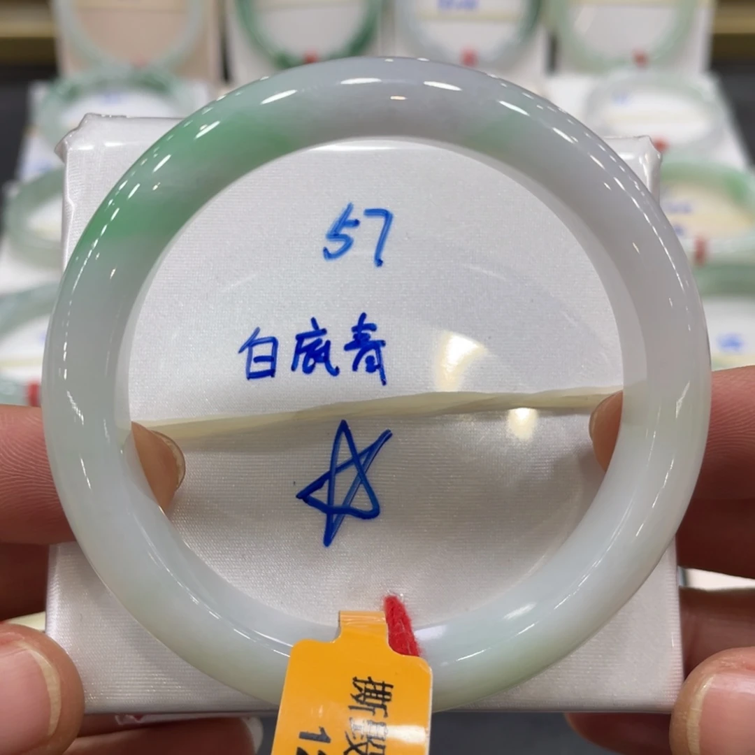 翡翠手镯未镶嵌翡翠手镯
