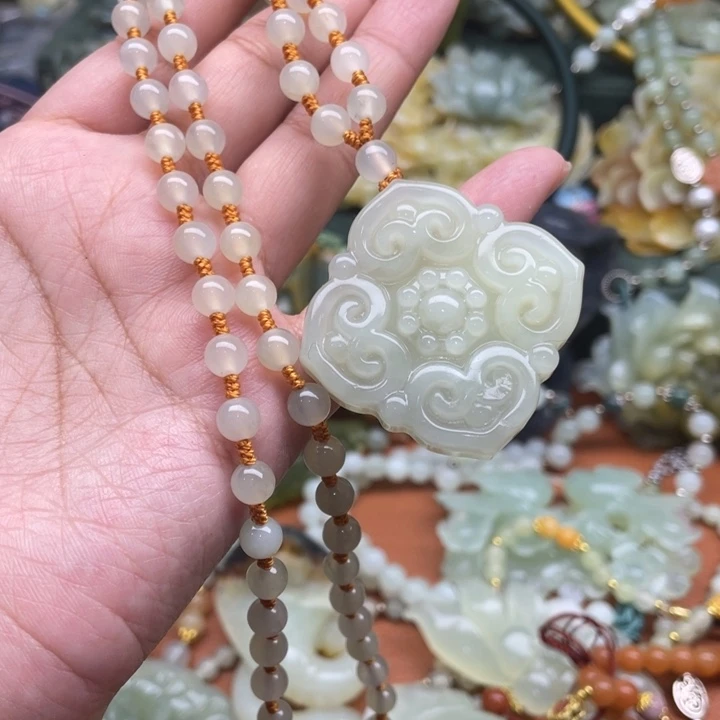 蛇纹石玉吊坠合金