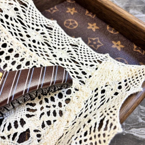 字母棕色抓夹FJ1710