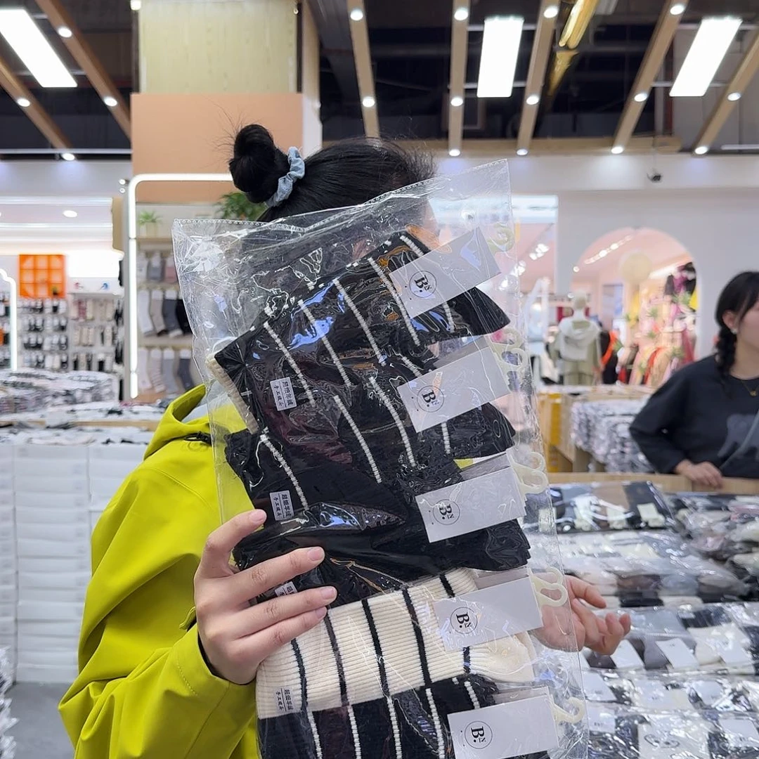 棉百纳女双针羊毛袜4包。