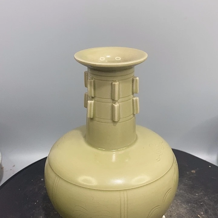 越窑盘口瓶造型美观