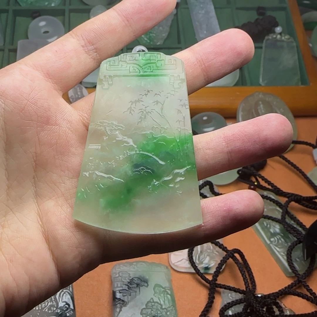 翡翠未镶嵌颈饰山水