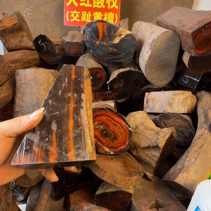 程***程木大红酸枝原料摆件