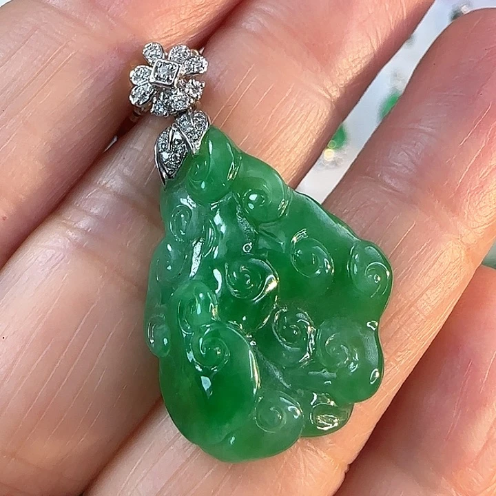 翡翠颈饰18K金镶嵌莲蓬