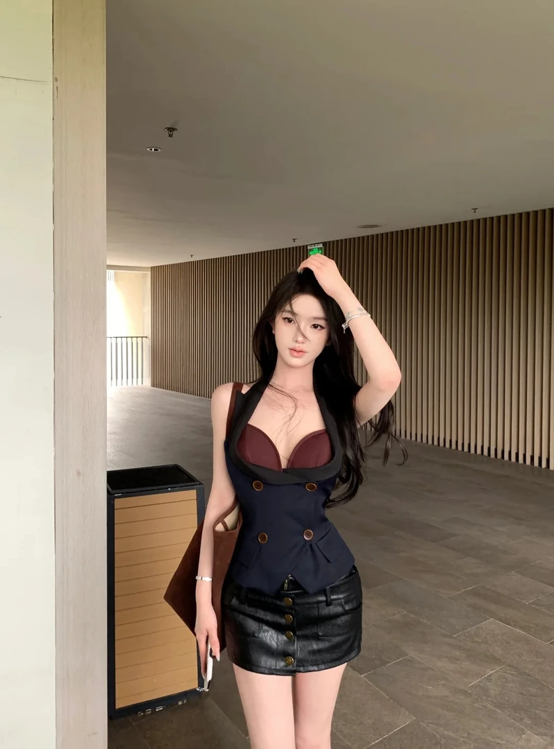 2025春季新款美式御姐风假两件拼接挂脖背心配高腰半身皮裙两件套