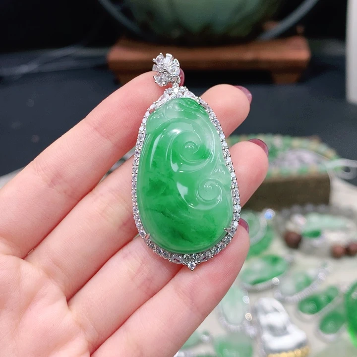 颈饰未镶嵌石英质玉（非洲翠）