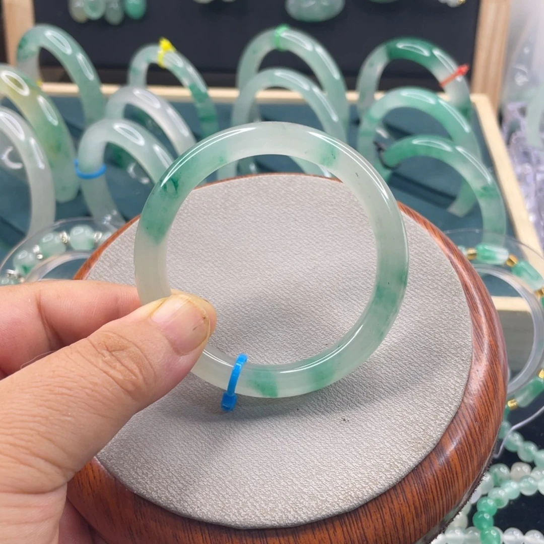 月****石英质玉手镯未镶嵌