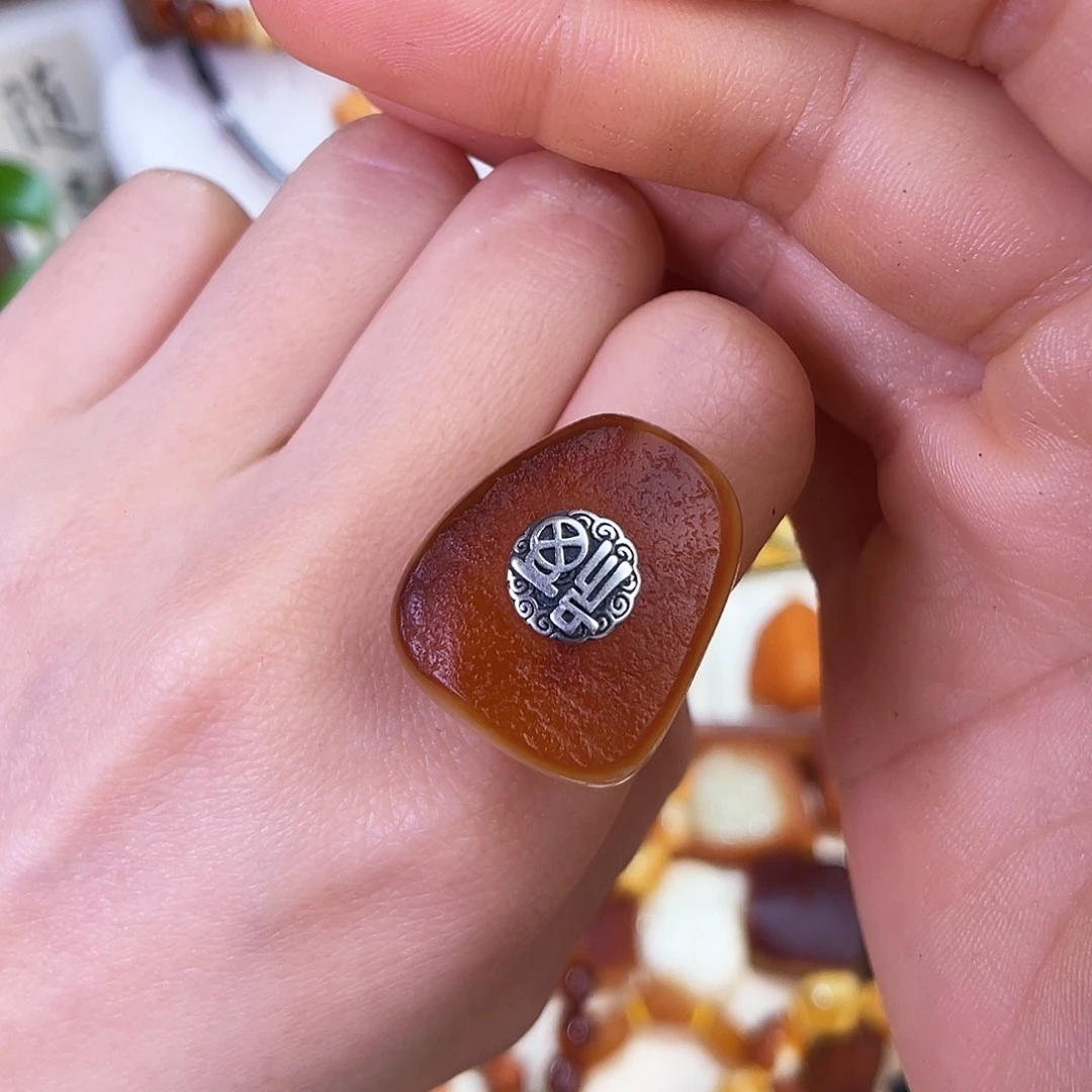 琥珀珠宝奇石未镶嵌。