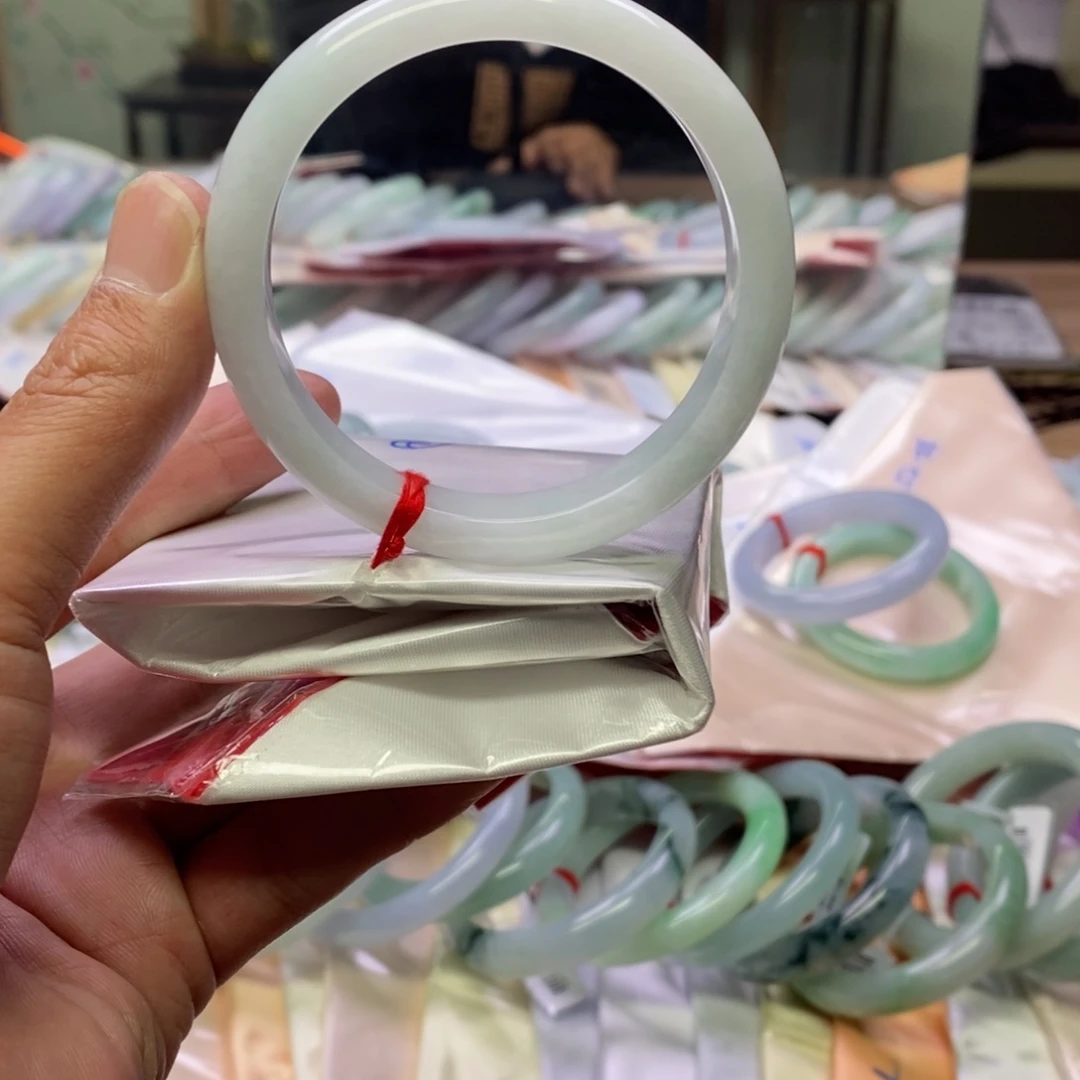 翡翠手镯未镶嵌白月光