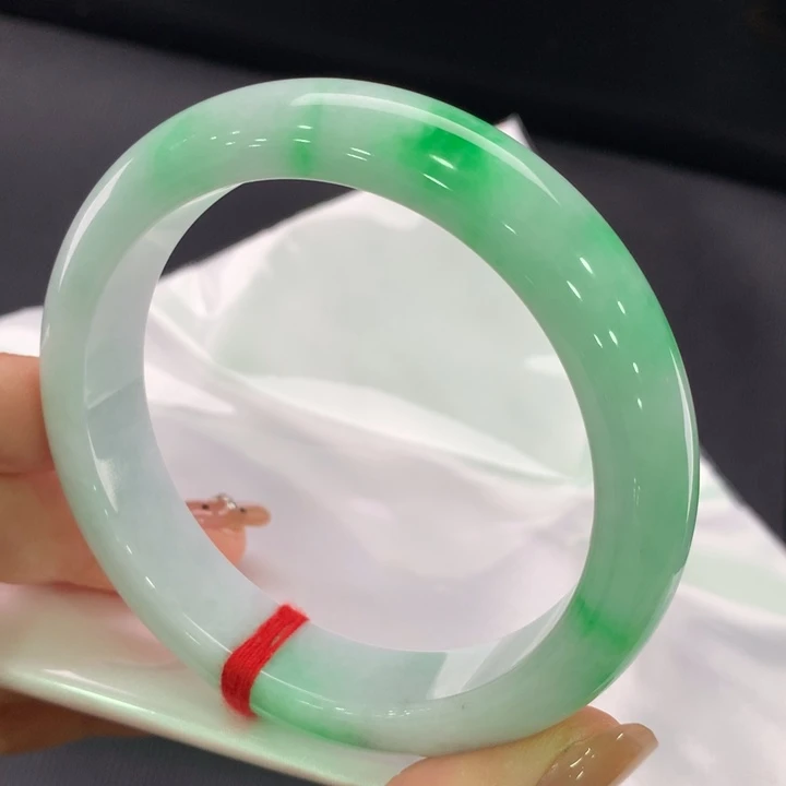 翡翠手镯未镶嵌正圈61，有黑点