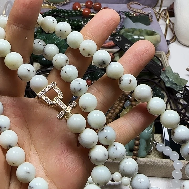 茱****和田玉未镶嵌颈饰