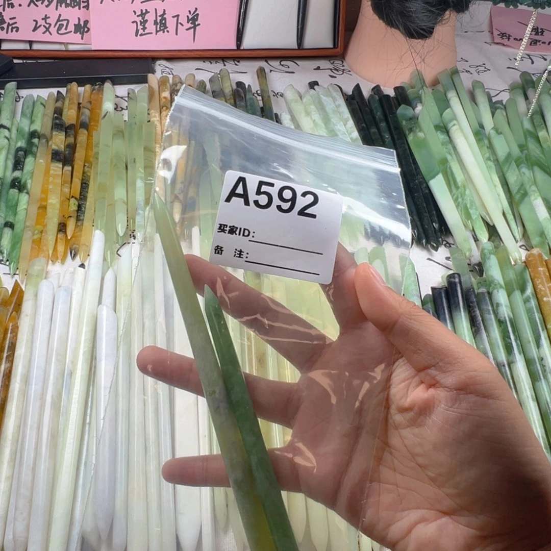 乖***滴蛇纹石玉未镶嵌颈饰