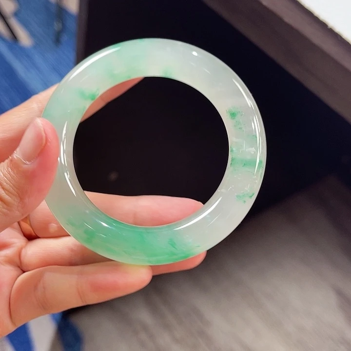 未镶嵌手镯石英质玉