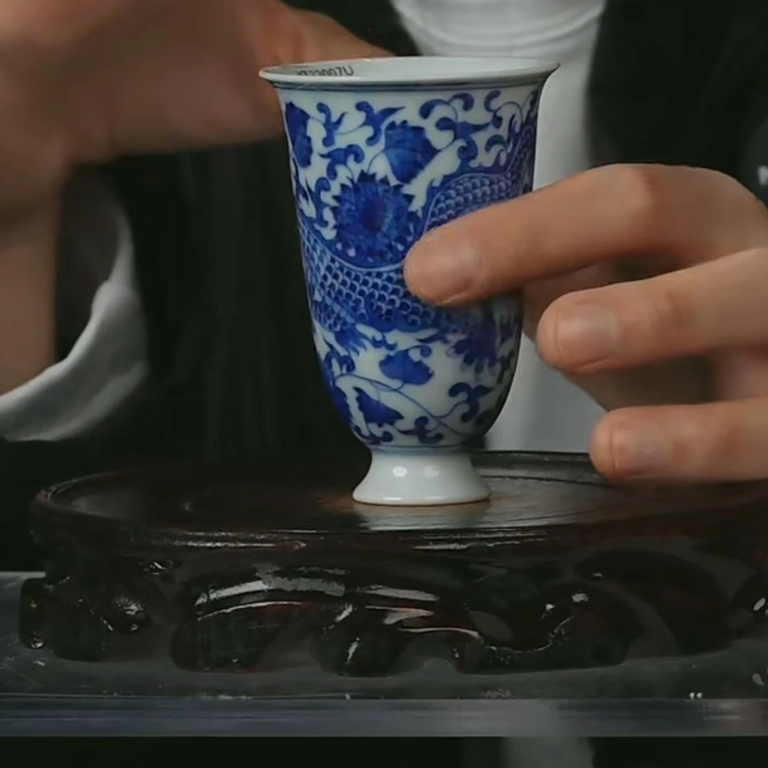 M青花龙穿花纹闻香杯