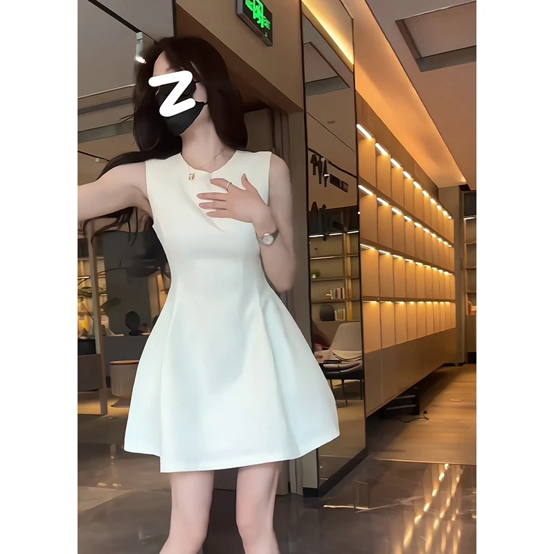 白色无袖背心连衣裙子女夏季法式小个子高级感收腰显瘦小白裙短裙