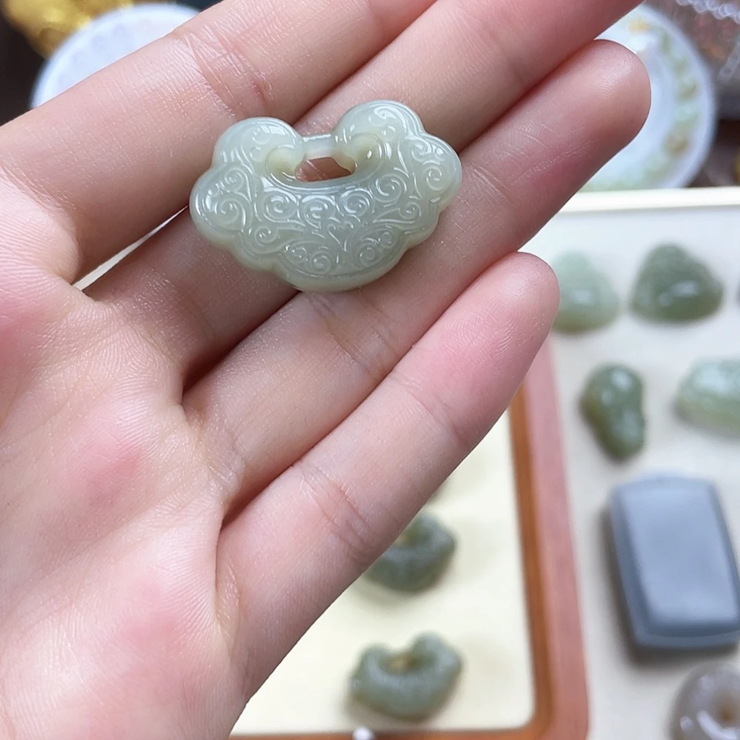 颈饰未镶嵌和田玉（糖玉）