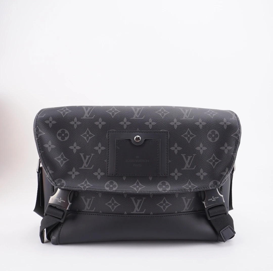 99新 LV 99新LV黑老花双扣voyager邮差包单肩斜挎包33/23/11 F559