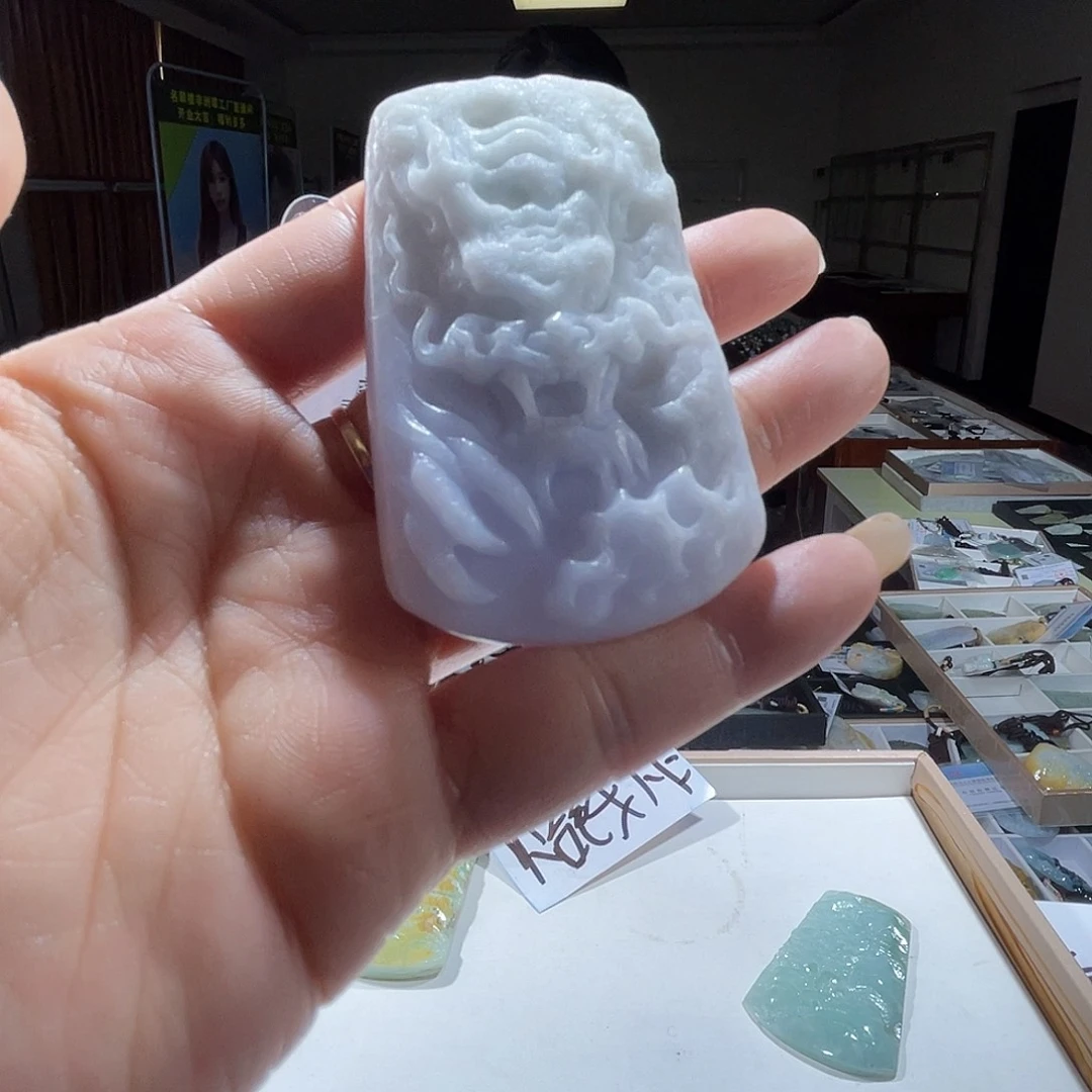 翡翠未镶嵌颈饰一个