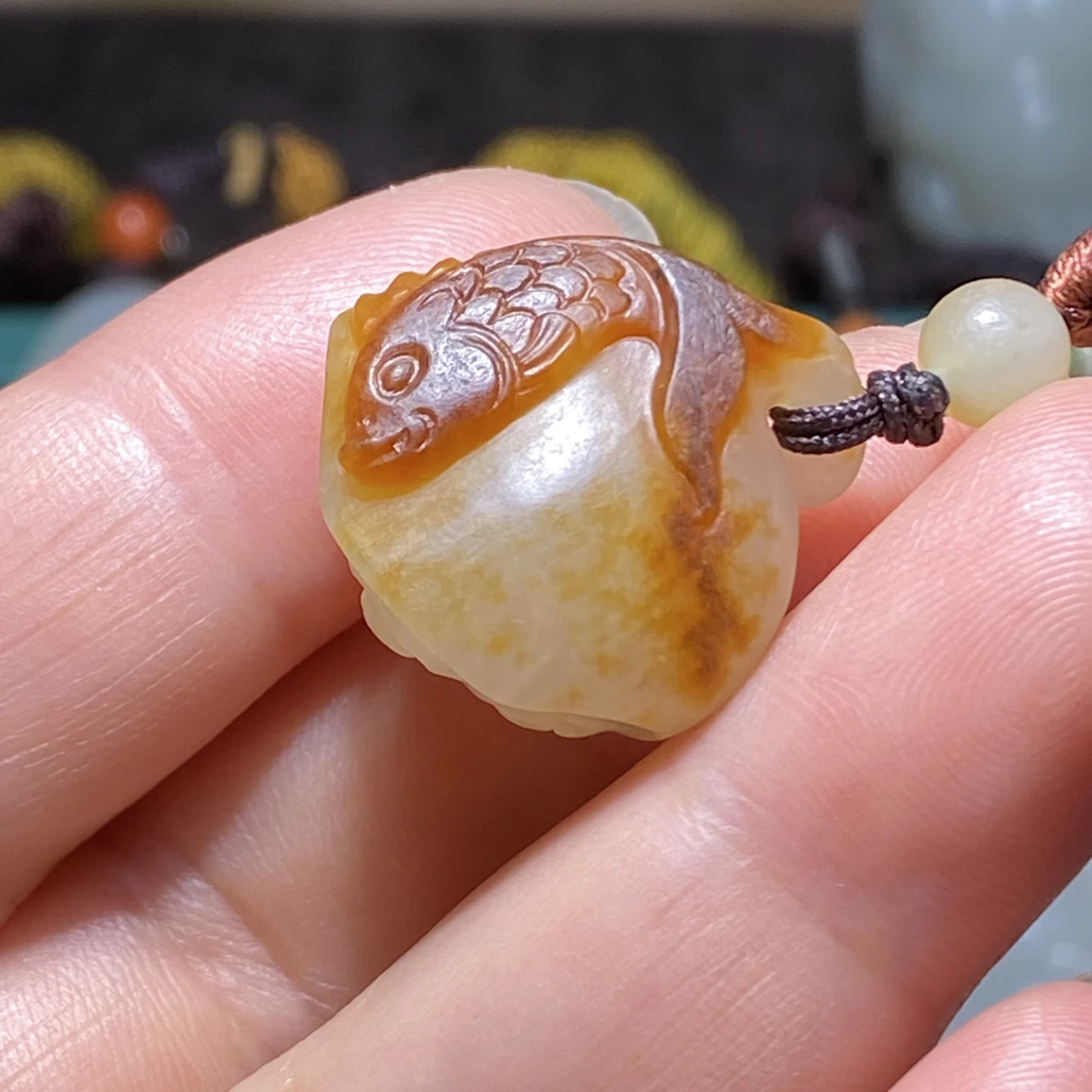 新疆和田玉籽料俏色巧雕，年年有余红皮白玉种细腻油润