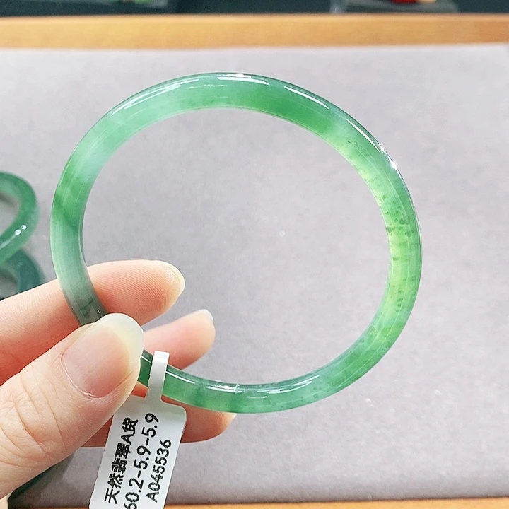 翡翠未镶嵌手镯（圆镯）