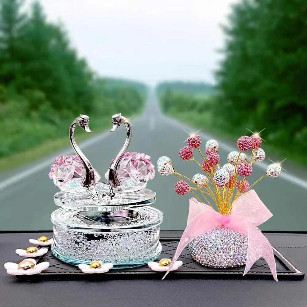 乌鲁木齐发货太阳能转动水晶天鹅女士适用汽车香薰座香水太阳能车