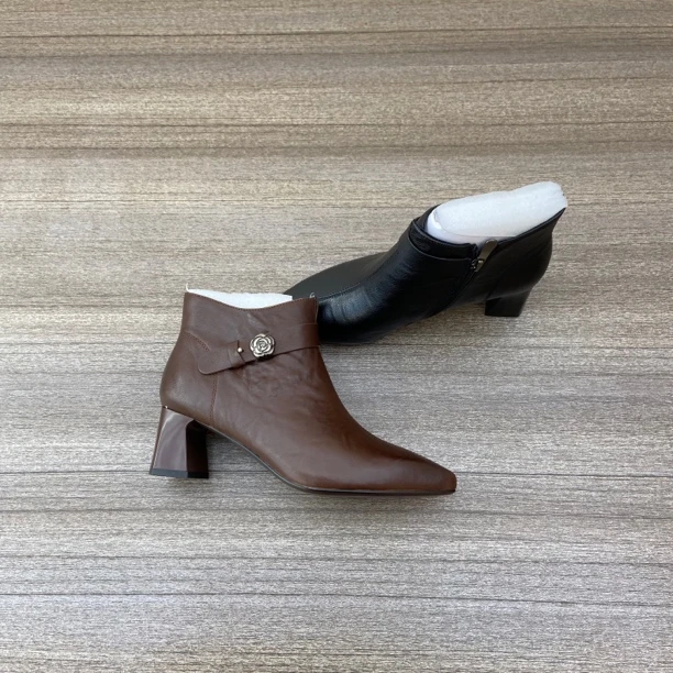 2024年新款女鞋专柜正品真皮手抓纹羊皮尖头女短筒靴单靴鞋026602
