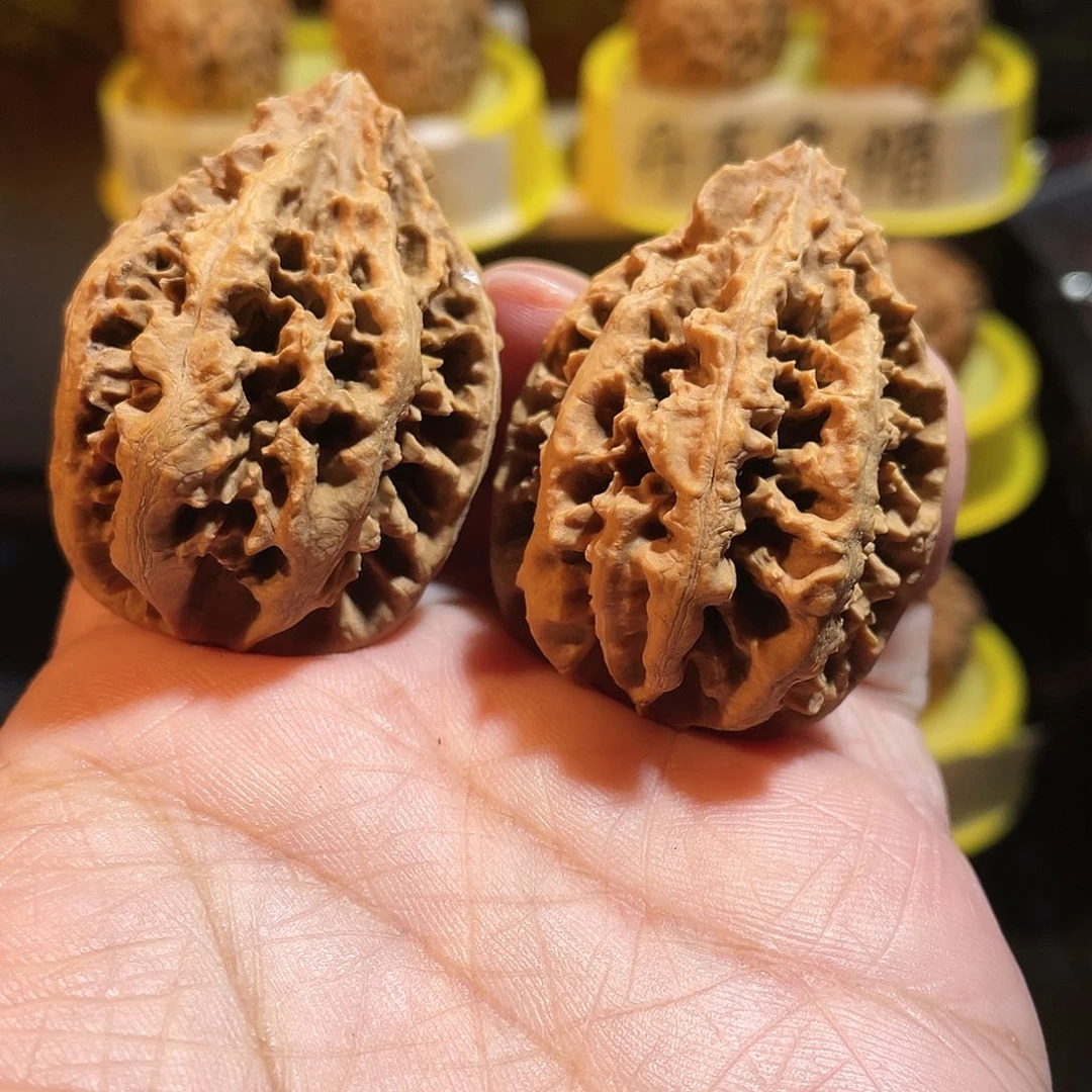 文玩核桃吊坠刺龙