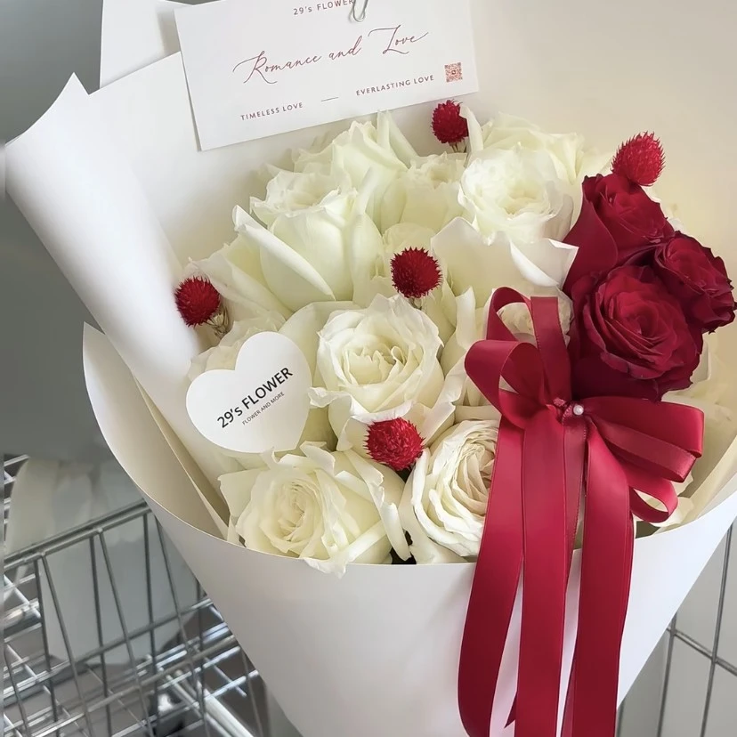 12朵白玫瑰3朵红玫瑰混搭高级花束