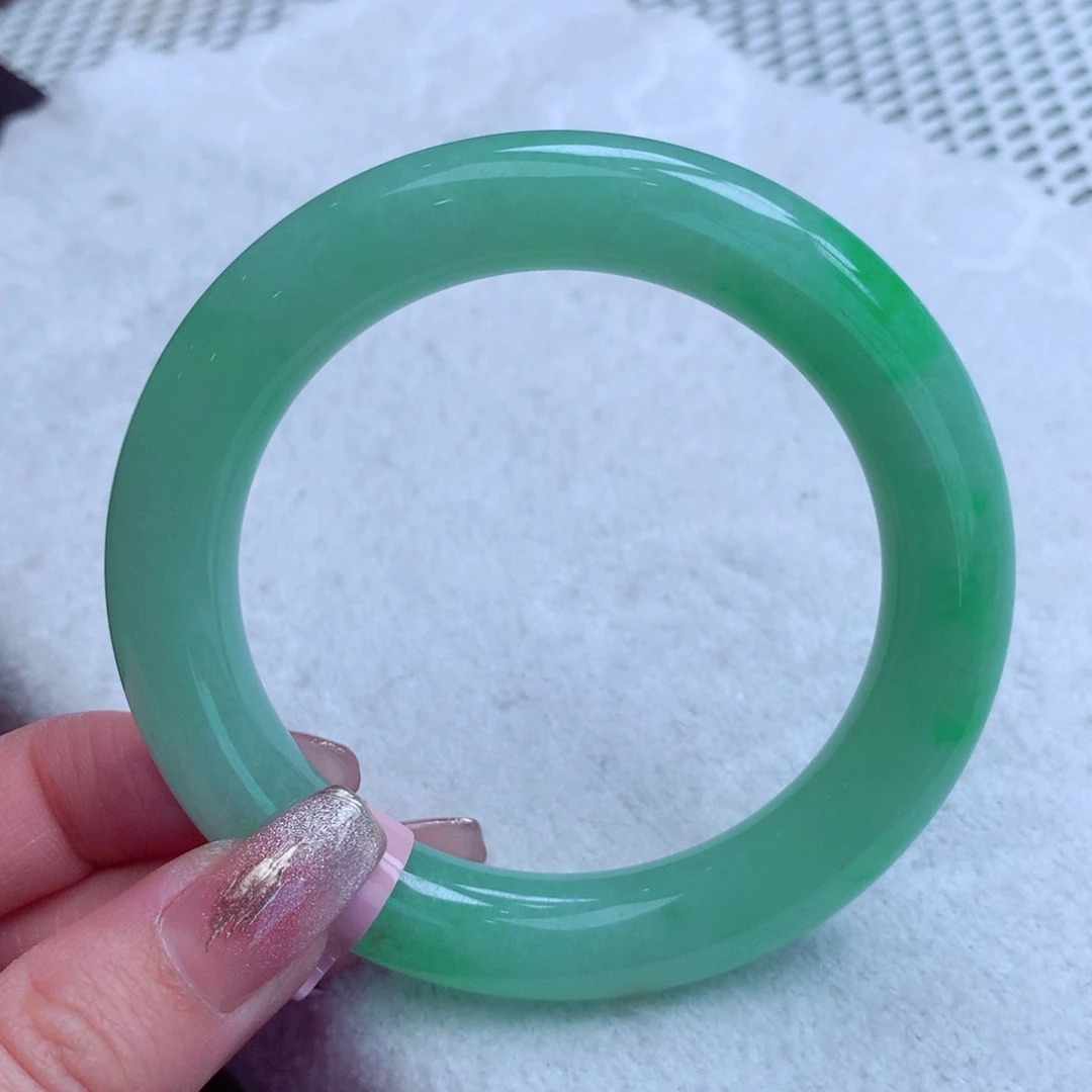 翡翠手镯未镶嵌翡翠