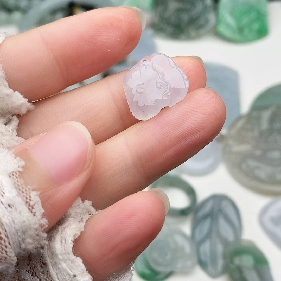 翡翠未镶嵌颈饰荷叶