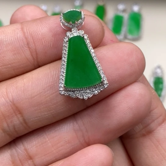 翡翠18K金镶嵌颈饰吊坠