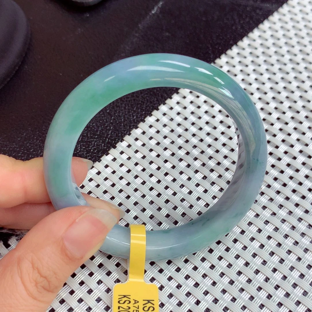 翡翠手镯未镶嵌缅甸