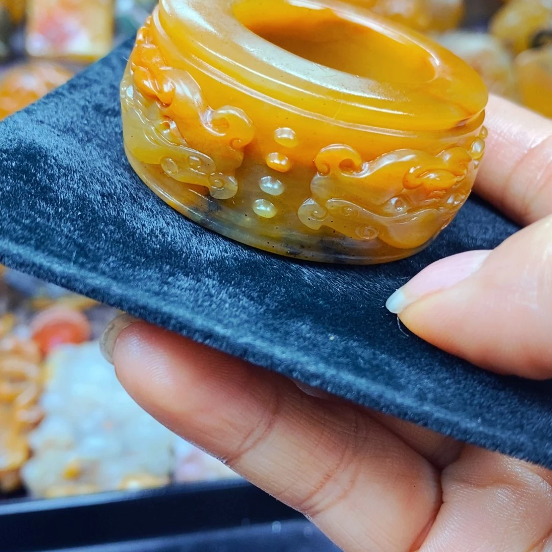 未镶嵌石英质玉（黄龙玉）颈饰
