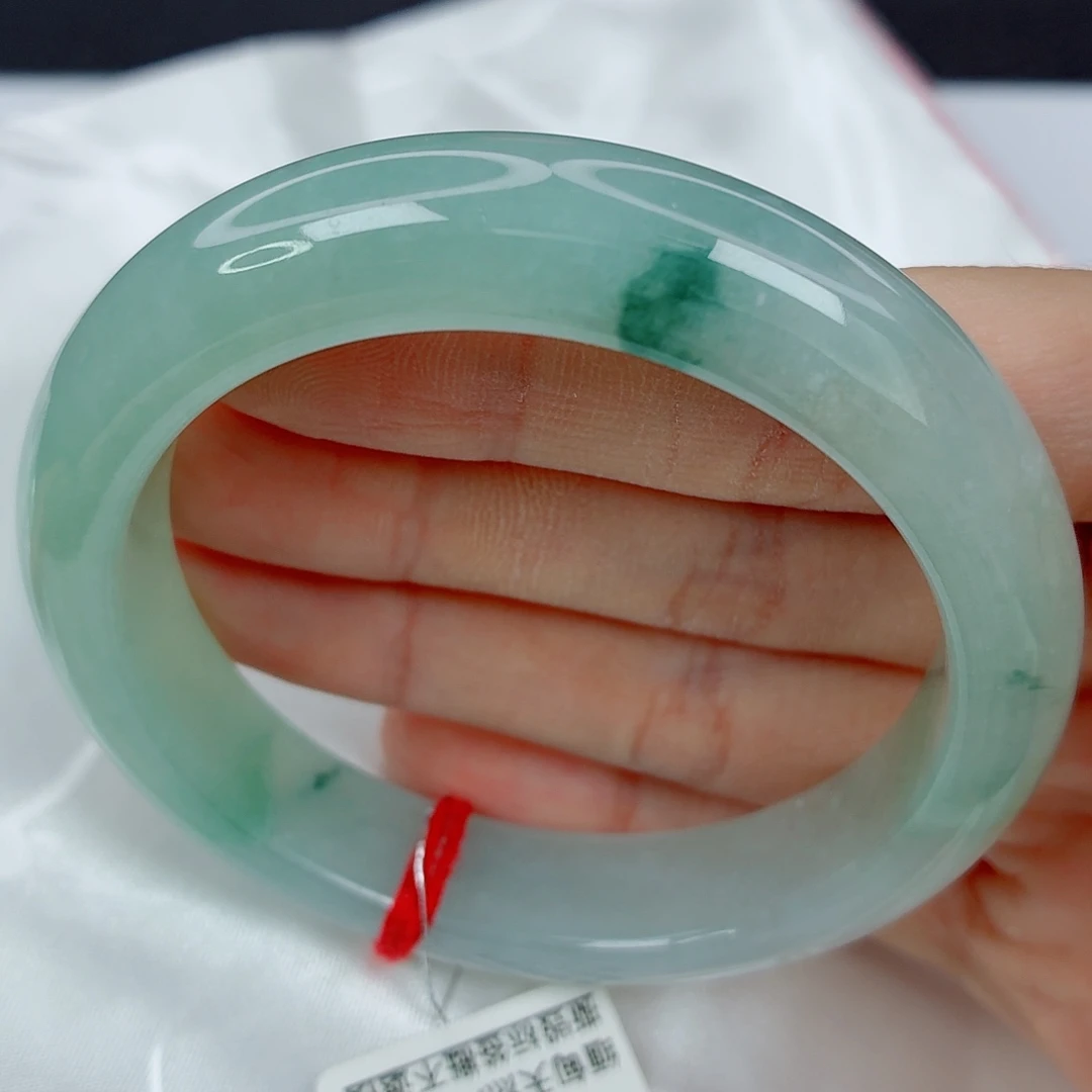 翡翠未镶嵌手镯55.7正圈，淡绿底飘花