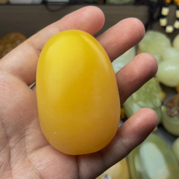 偶***糕石材方解石手把件