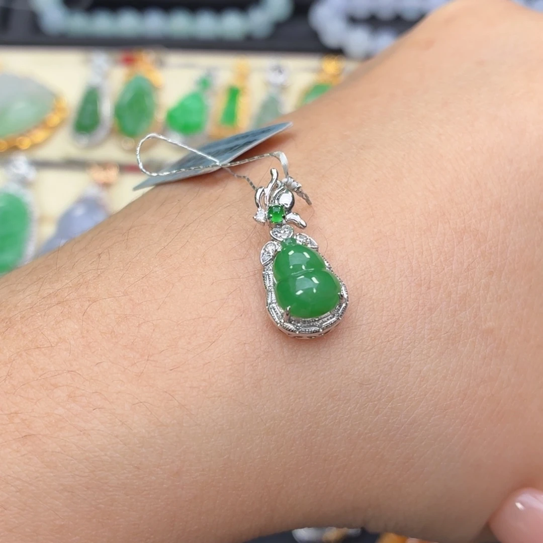 翡翠18K金镶嵌颈饰