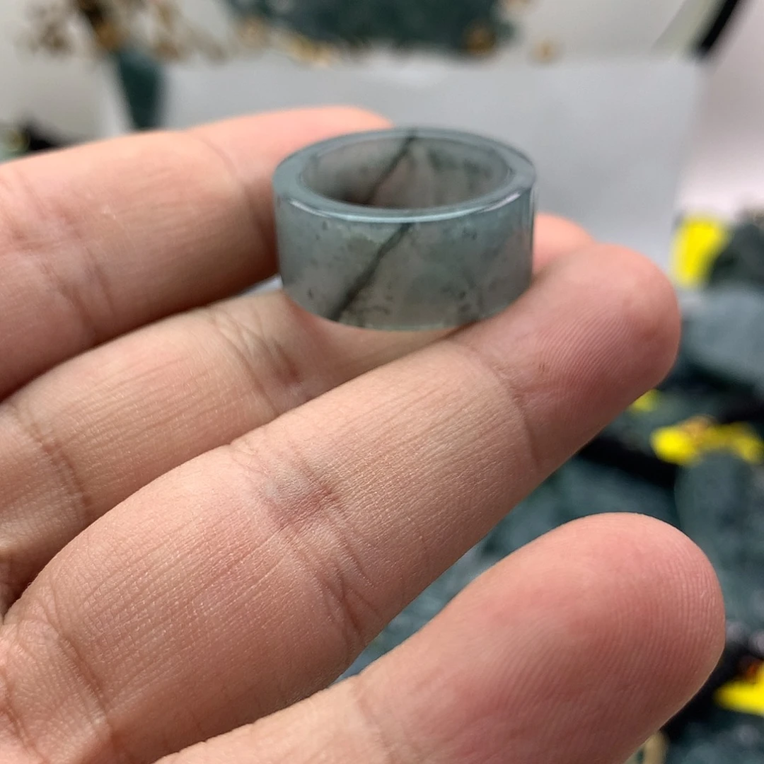 翡翠未镶嵌颈饰戒圈