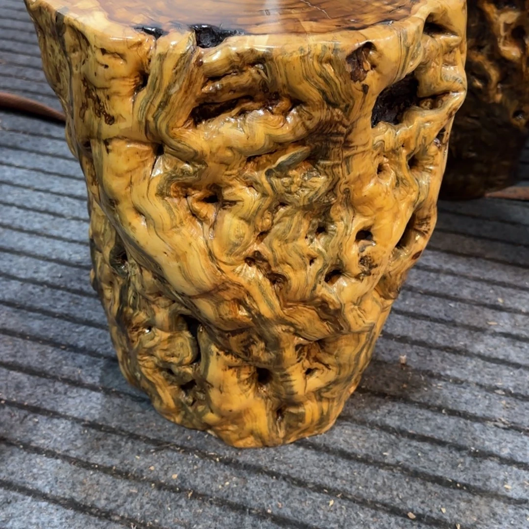 山***泉龙纹鸡心枣木手工艺品