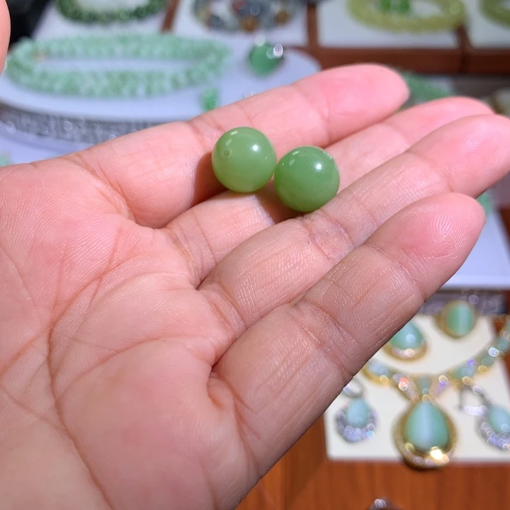颈饰未镶嵌和田玉（翠青玉）