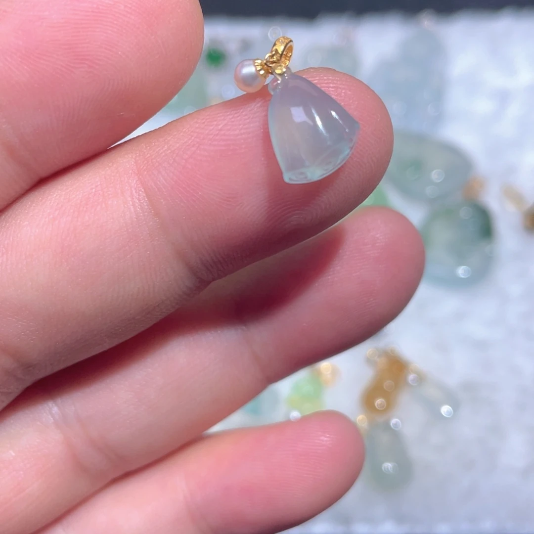 颈饰18K金镶嵌翡翠