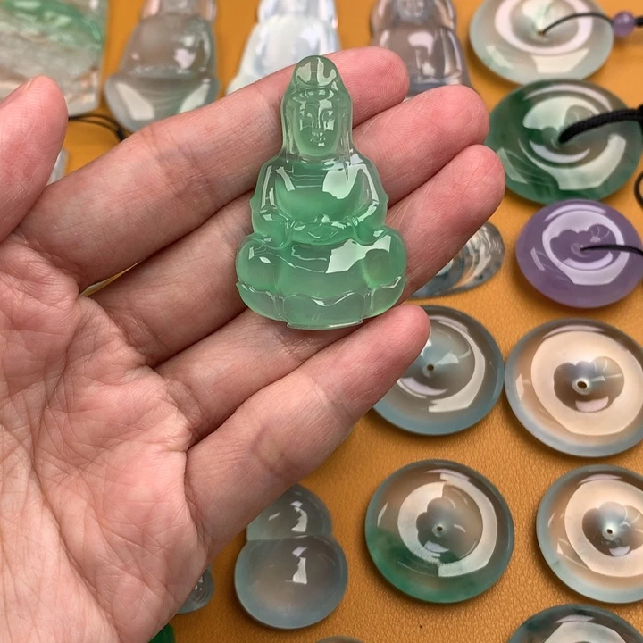 颈饰未镶嵌翡翠…..