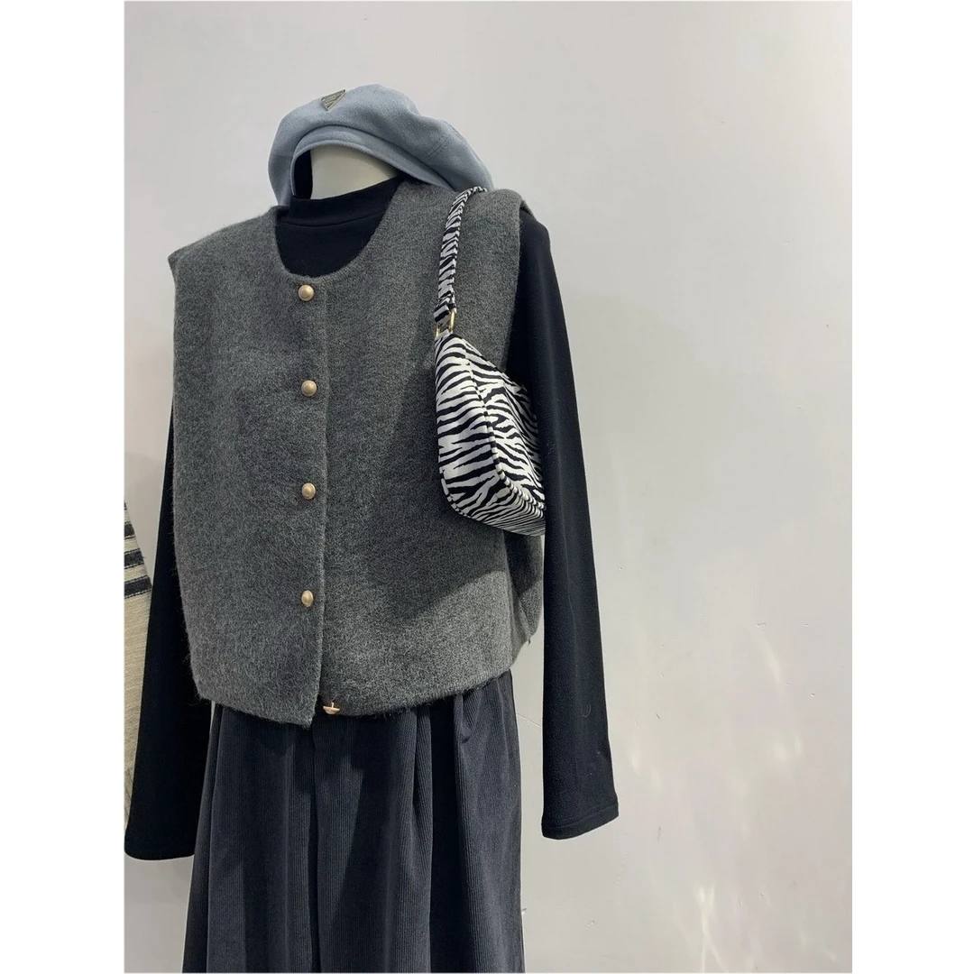 法式复古小金扣圆领针织马甲女宽松韩系百搭温柔显瘦春秋叠穿毛衣