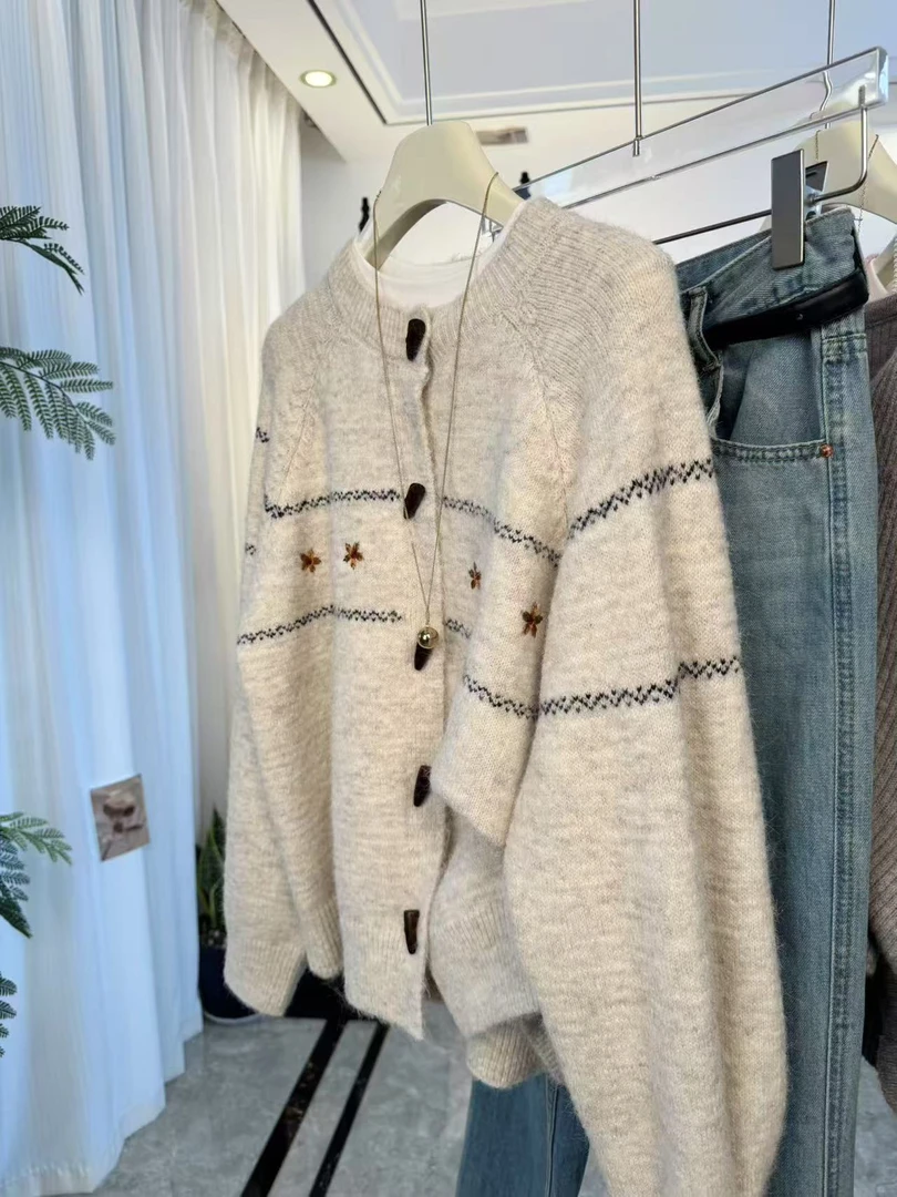 韩系杏色软糯圆领牛角扣毛衣开衫女秋冬温柔宽松慵懒钩花针织外套