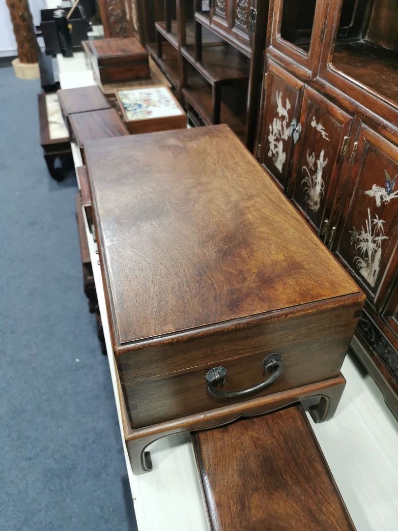 四腿底座黄储物箱