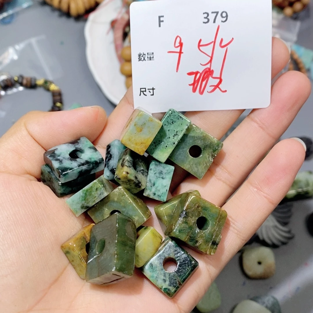 翡翠未镶嵌颈饰F379