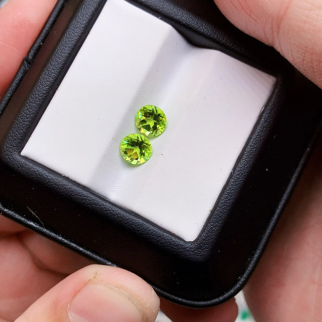 一***碗圆6裸石2颗未镶嵌橄榄石