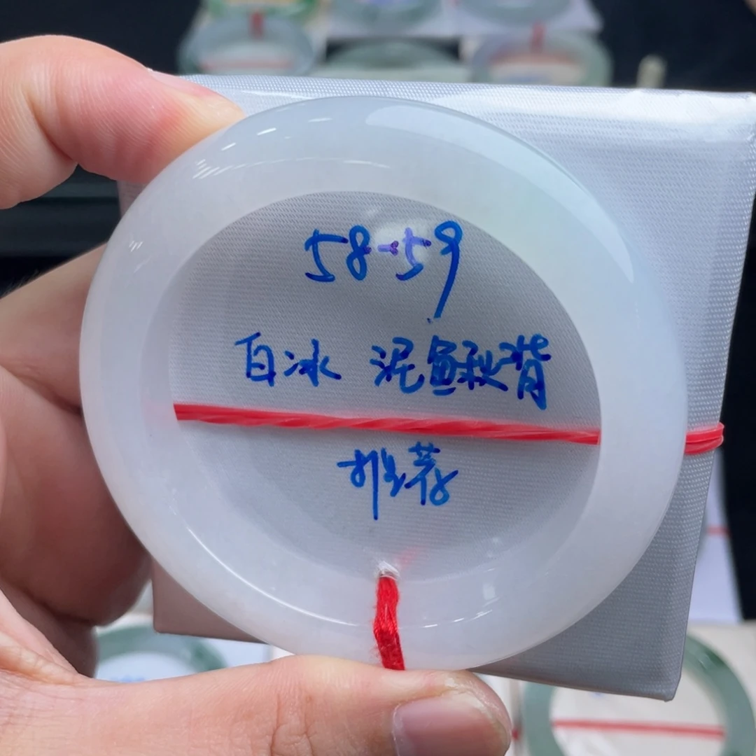 翡翠手镯未镶嵌翡翠手镯