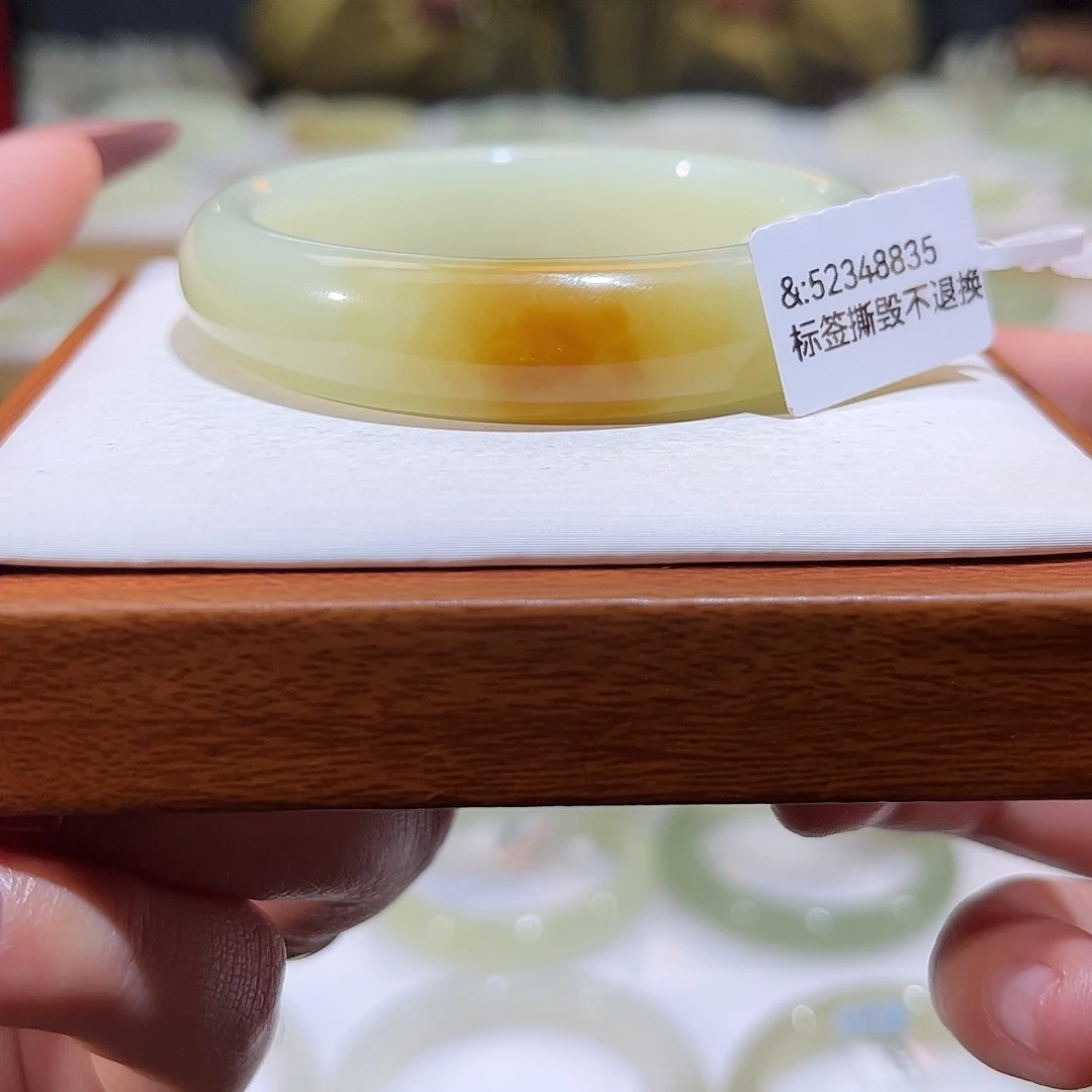 和田玉未镶嵌手镯一口糖