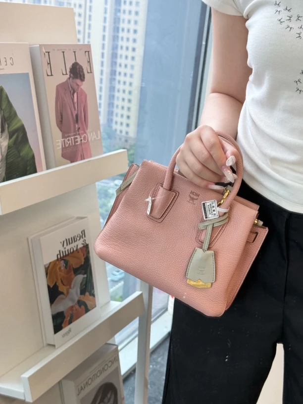 95新 MCM 粉色大容量时尚百搭手提斜挎包