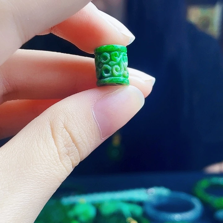 翡翠未镶嵌颈饰多样性